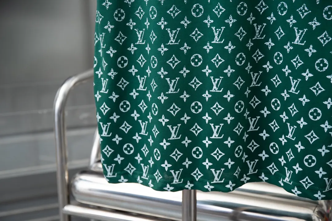 🅿️180 High-quality Lv 2025 early spring new style, MONOGRAM presbyopic gradient short-sleeved T-shirt, which uses digital printing technology to render pixel light and shadow for the Monogram gradient pattern. Its silk-screen texture and knitting effect complement each other, and the logo hardware is customized on the side. Synchronized with the official website, pure cotton fabrics at the counter! Comfortable against the skin, durable and easy to wear, meticulous original craftsmanship, custom-made 260g vat-dyed fabric, very comfortable to the touch, latest brick cabinet synchronization, OS off-shoulder version, fashionable and individual, super versatile and good-looking, very suitable for both men and women, must-have style, hang tag, collar label, washed wheat, complete with three labels S M L XL